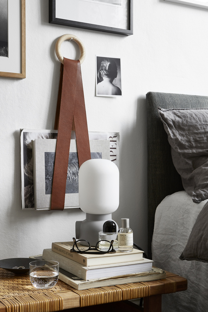 10 idées déco pour une chambre à coucher stylée // Mettre en scène des objets mélangés cadres, porte magazines, lampe, photos...