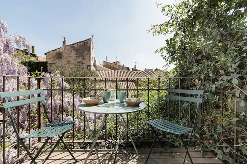 Maison d'hôtes située à Arles, jolie terrasse donnant sur les toits de la ville