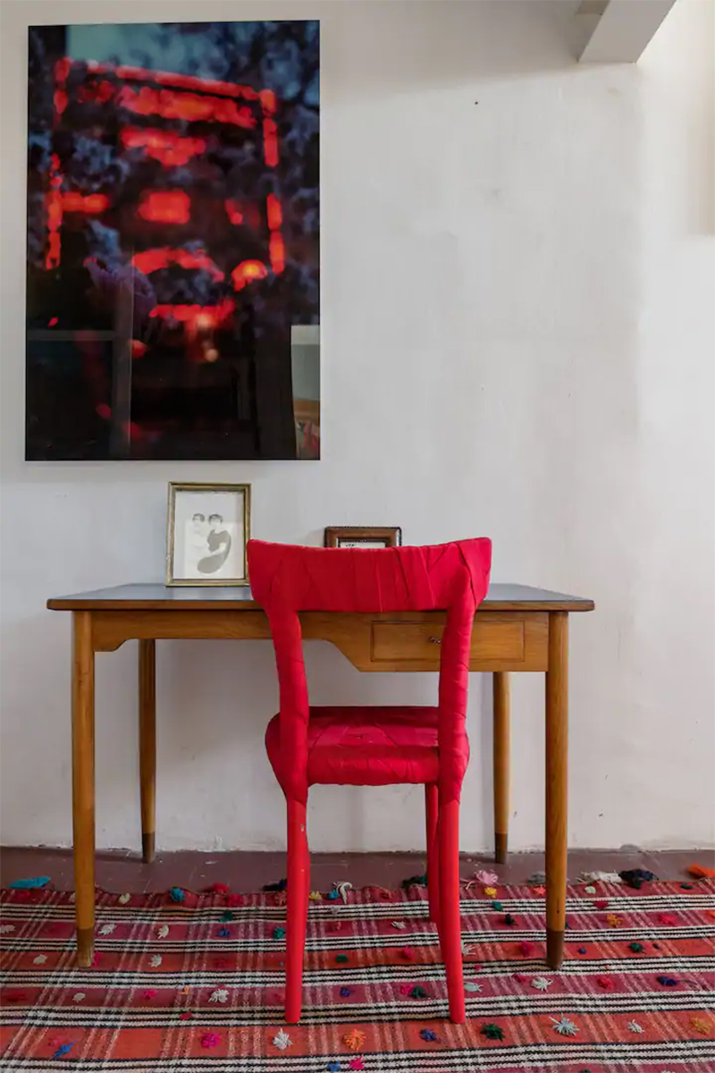 Maison d'hôtes située à Arles, petit bureau ancien avec chaise design