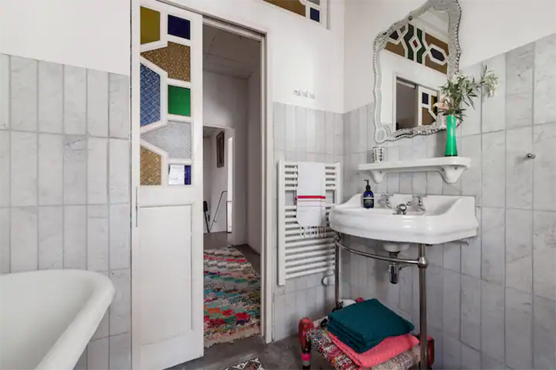 Maison d'hôtes située à Arles, salle de bain vintage, dans son jus