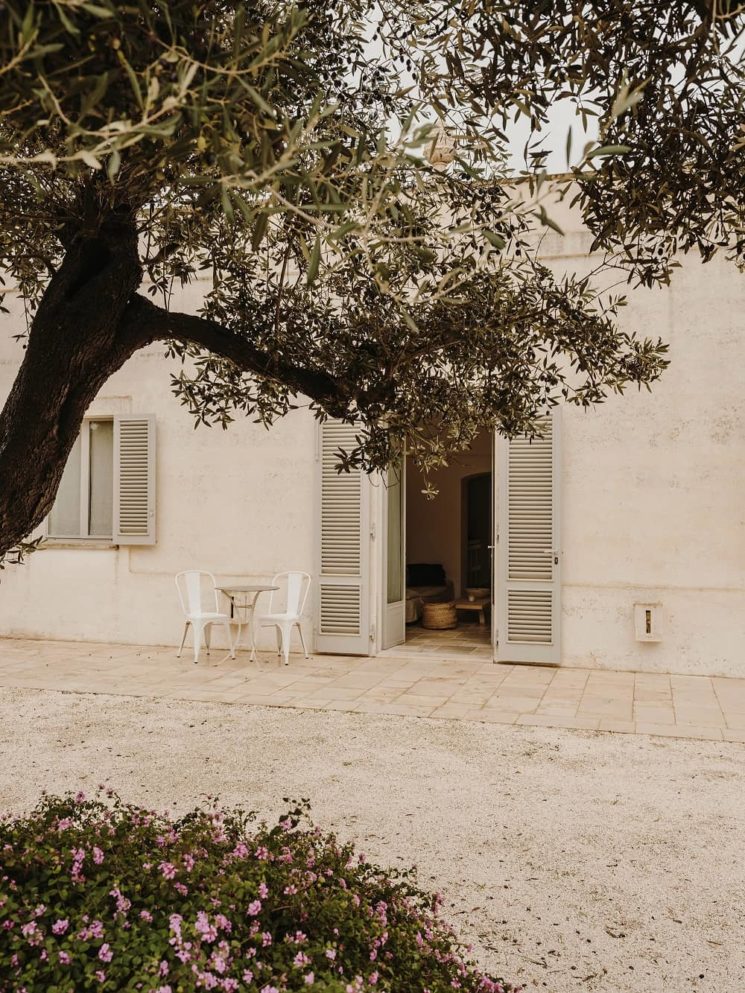 Le style méditerranéen rustique et dépouillé // La Villa Castelluccio dans les Pouilles - Rénovation par le studio Andrew Trotter