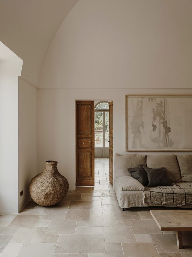 Le style méditerranéen rustique et dépouillé // La Villa Castelluccio dans les Pouilles - Rénovation par le studio Andrew Trotter