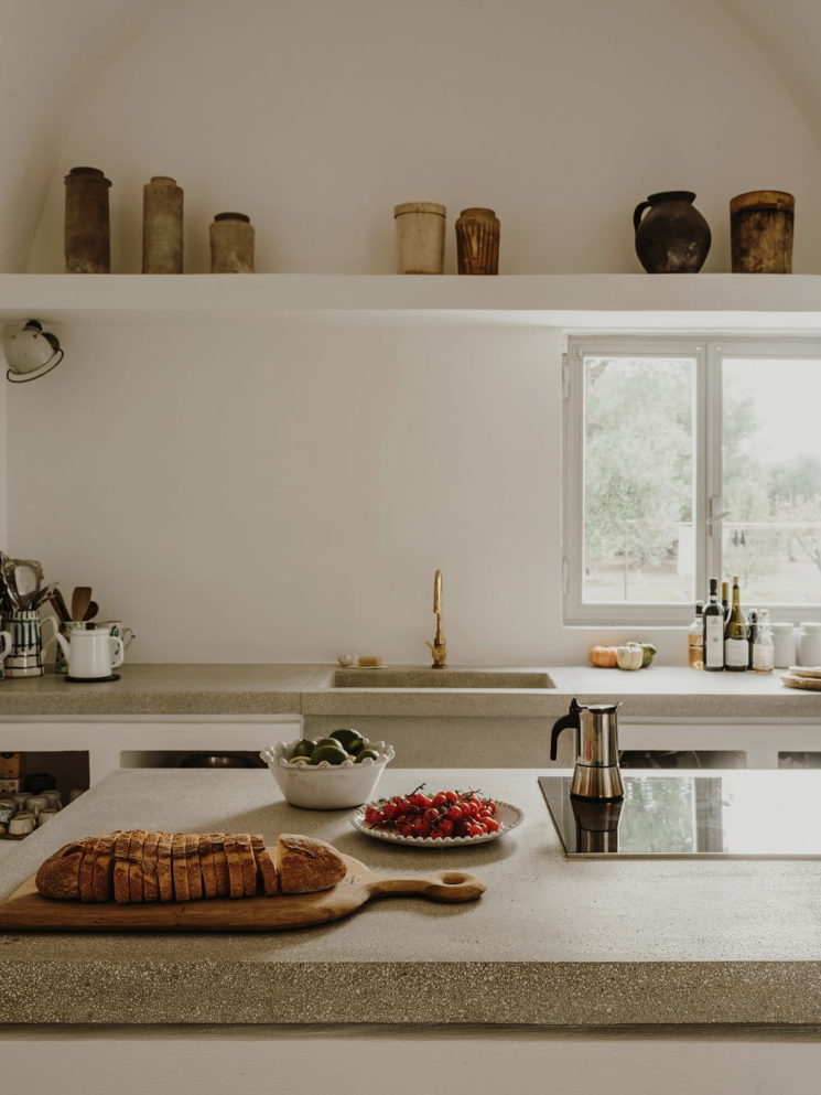 Le style méditerranéen rustique et dépouillé // La Villa Castelluccio dans les Pouilles - Rénovation par le studio Andrew Trotter