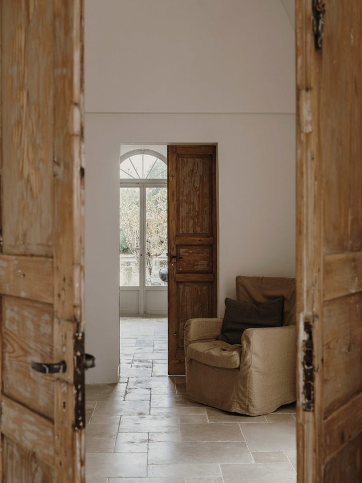 Le style méditerranéen rustique et dépouillé // La Villa Castelluccio dans les Pouilles - Rénovation par le studio Andrew Trotter