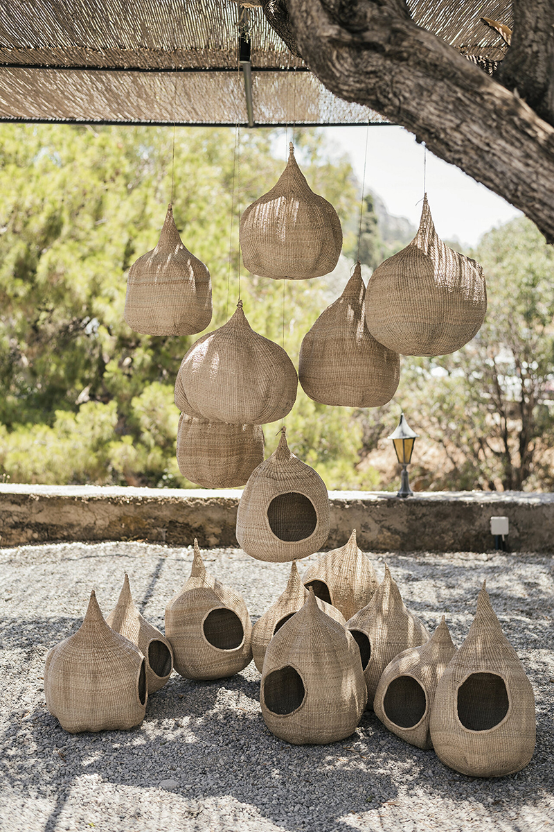 L'Hôtel Casita Casita à Lindos // Un extérieur très bohème avec des panier tissé qui rappelle certains nids d'oiseaux