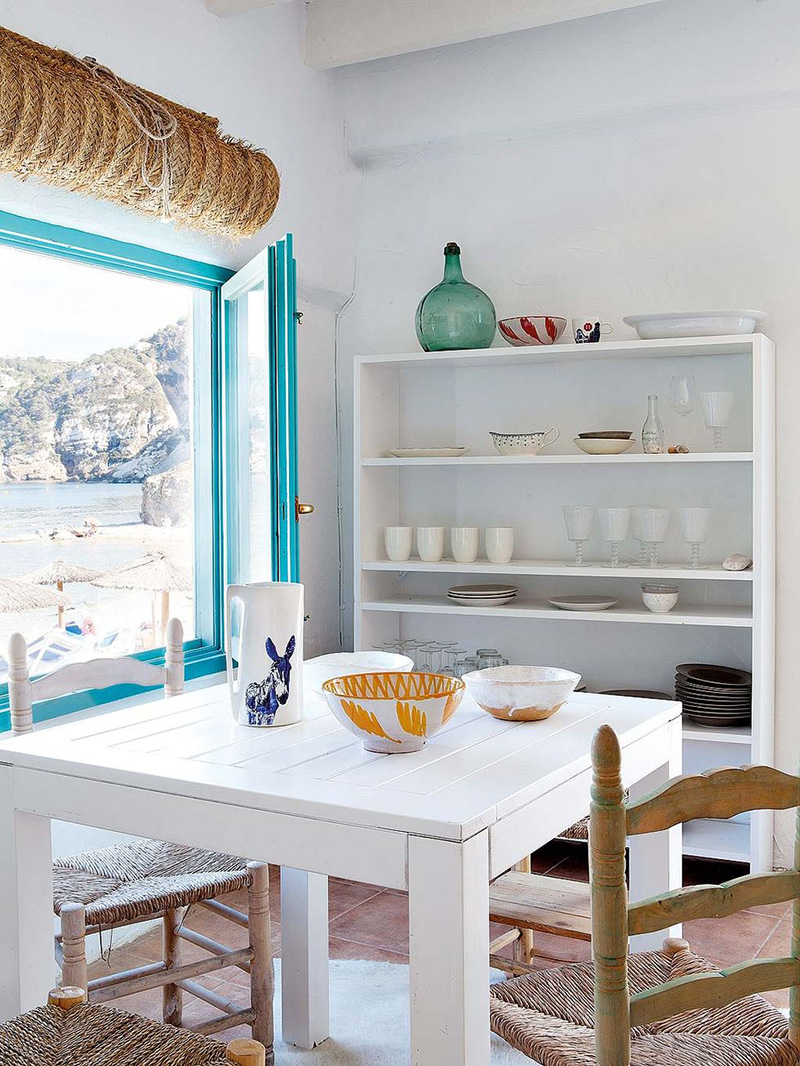 Une maison de pêcheur, rénovée par Jessica Bataille à Alicante // Petit coin repas avec table en bois et chaises en paille