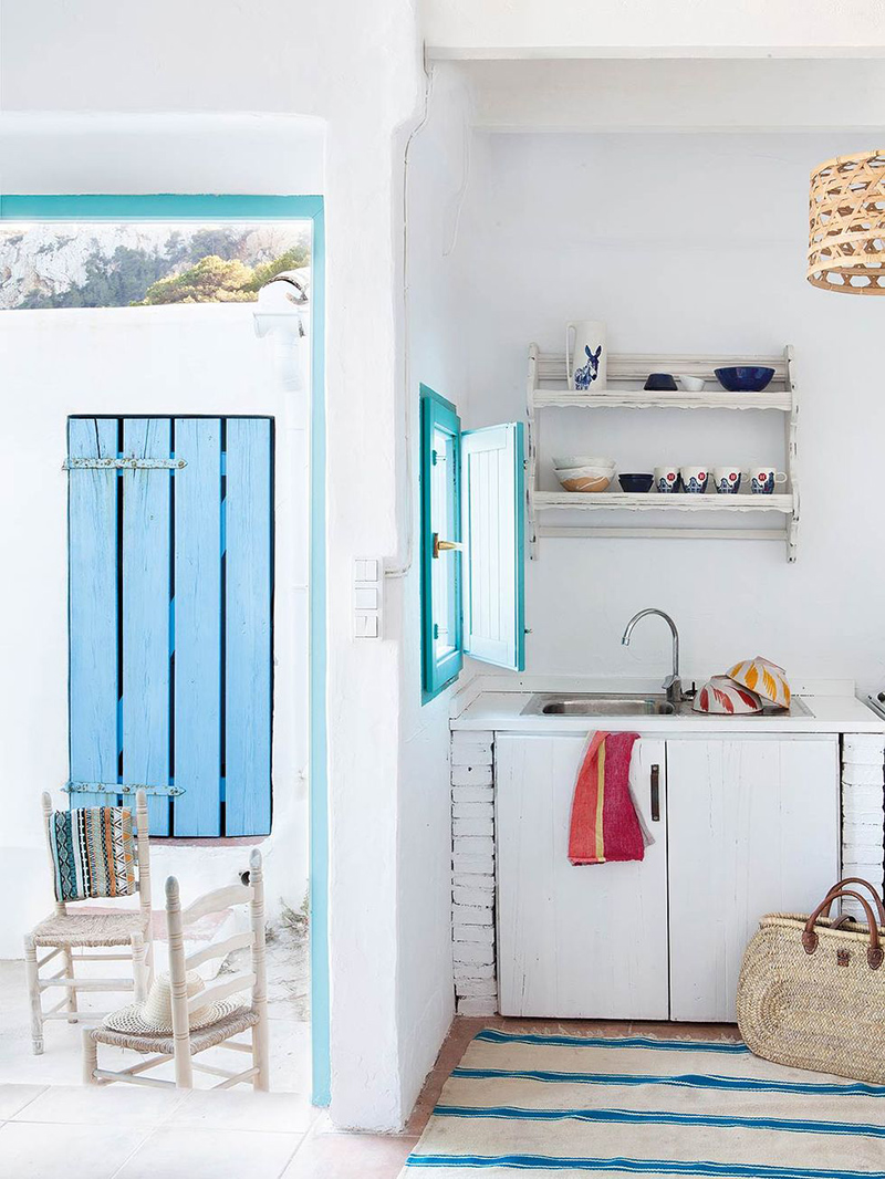 Une maison de pêcheur, rénovée par Jessica Bataille à Alicante // Cuisine en blanc chaulé et bleu turquoise