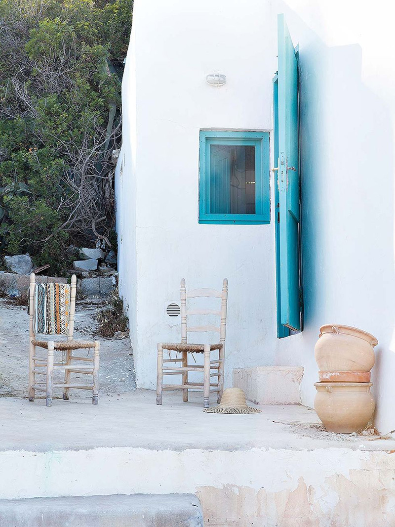 Une maison de pêcheur, rénovée par Jessica Bataille à Alicante // Murs blancs chaulés et huisseries en bois bleu turquoise