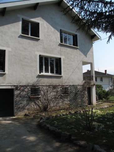 Réflexion sur l'art de rénover l'ancien // Réalisation Richard Vieux // La maison après la création d'ouvertures et d'une terrasse auto-portanteeux // La maison avant la création d'ouvertures et d'une terrasse