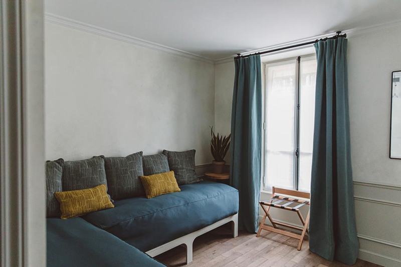 Hoy hôtel à Paris, une esthétique wabi sabi bohème // Aménagement d'une banquette d'angle