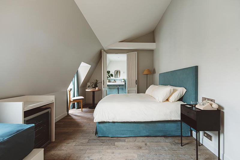 Hoy hôtel à Paris, une esthétique wabi sabi bohème // Chambre sous les combles