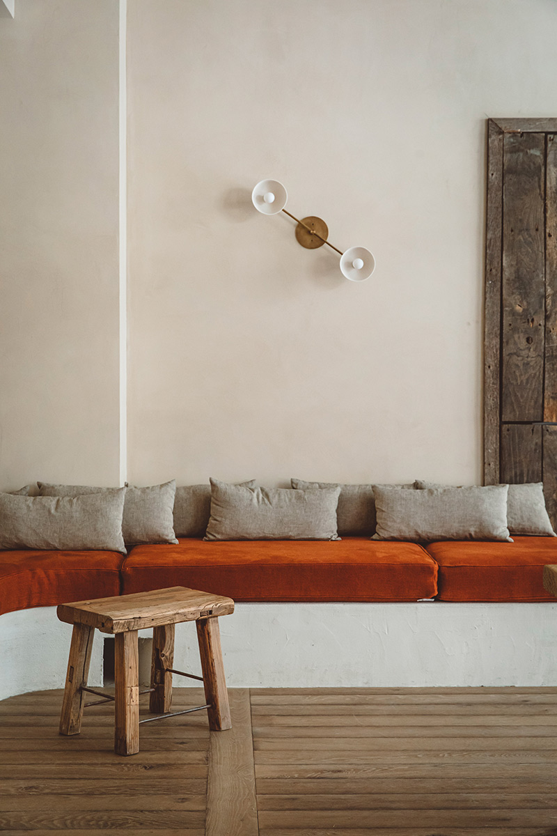 Hoy hôtel à Paris, une esthétique wabi sabi bohème // Banquette maçonnée avec coussin orange brûlé