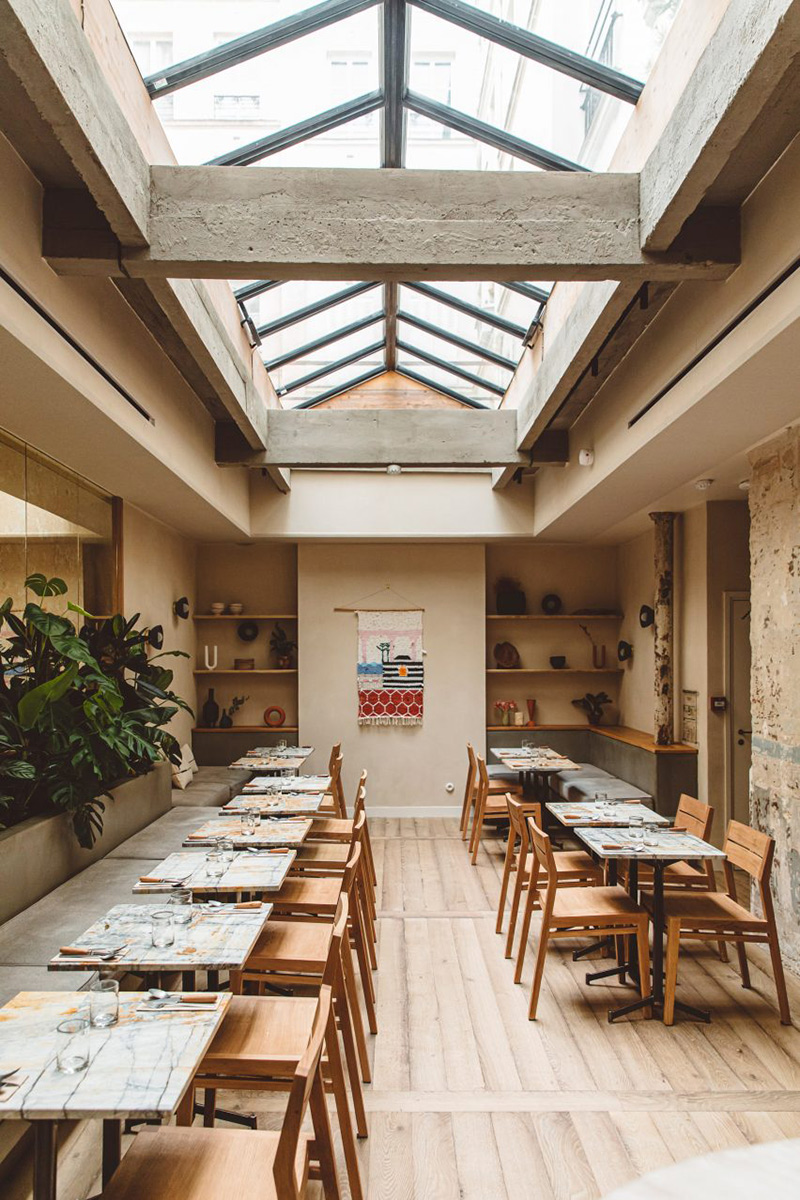 Hoy hôtel à Paris, une esthétique wabi sabi bohème // Salle de restaurant avec une belle verrière de toit