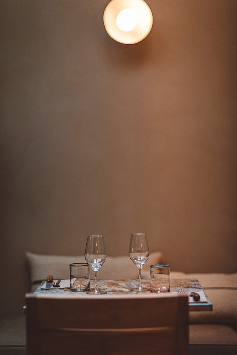 Hoy hôtel à Paris, une esthétique wabi sabi bohème // Salle de restaurant ambiance wabi sabi minimaliste