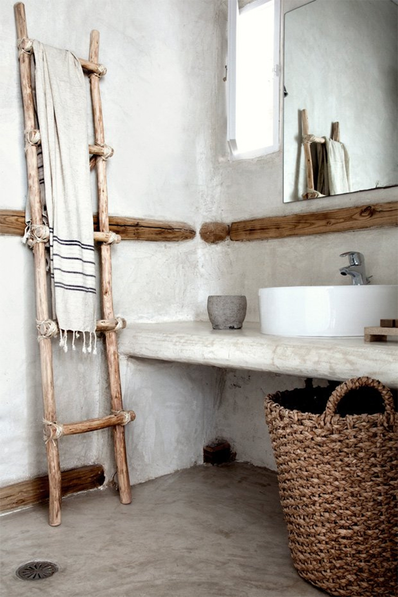 Adopter la fouta en décoration, tout simplement en serviette de bain dans la salle de bain au style wabi sabi // Hôtel San Giorgio Mikonos