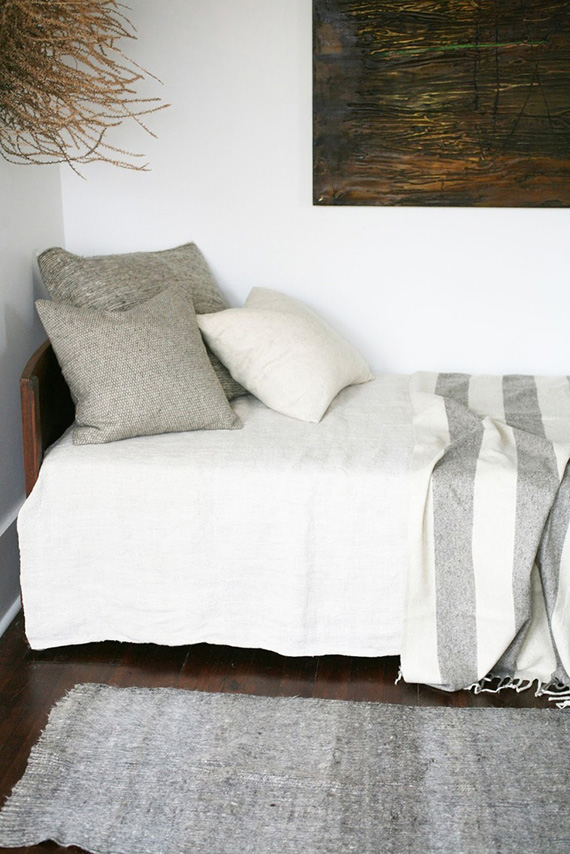 Adopter la fouta en décoration, en plaid pour habiller un lit de jour dans un esprit scandinave ethnique minimaliste en gris et blanc