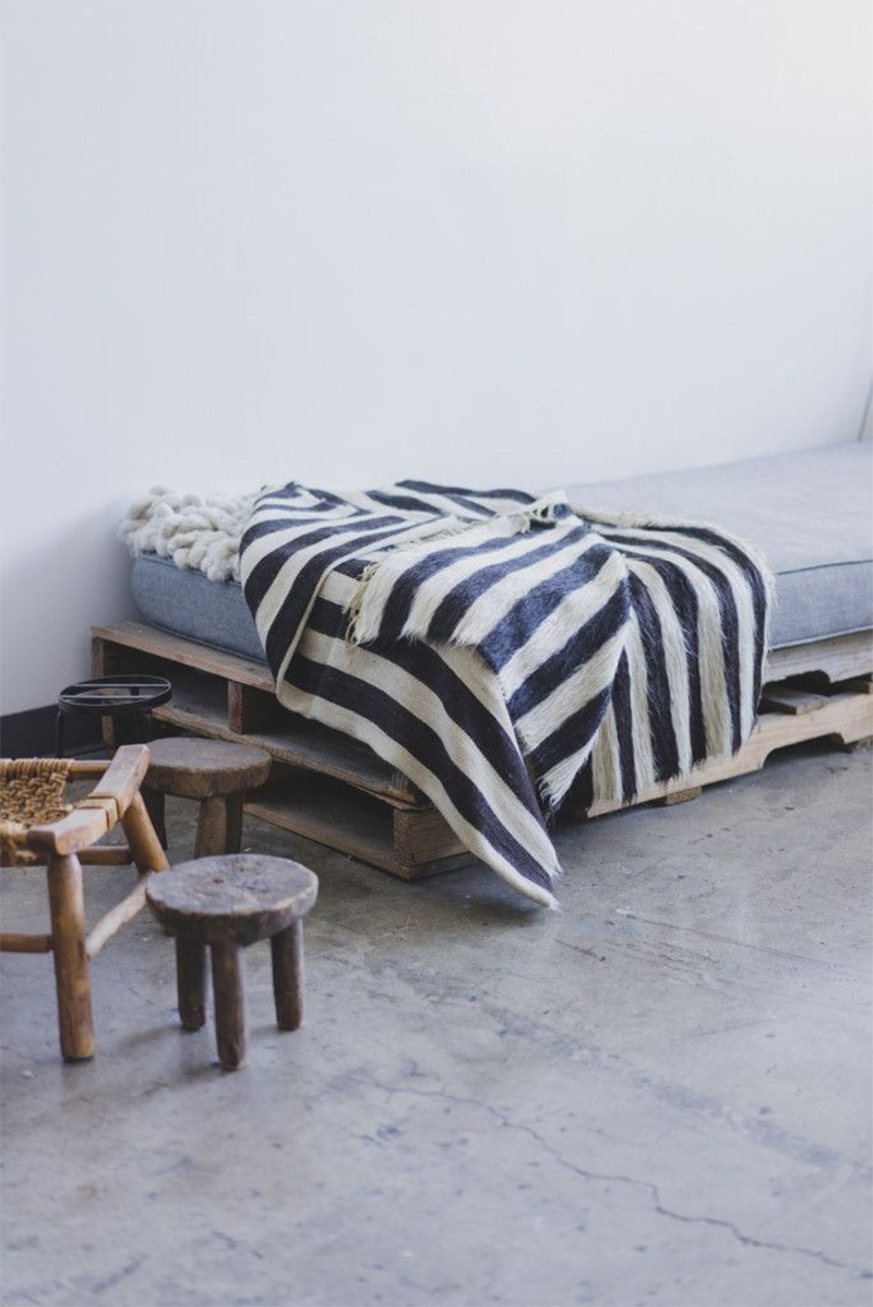 Adopter la fouta en décoration, en plaid pour habiller un lit de jour dans un esprit scandinave ethnique minimaliste