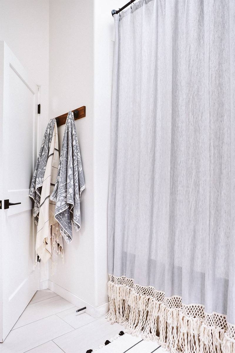 Adopter la fouta en décoration, en rideau de douche, customisé avec une frange en macramé pour une déco plus bohème