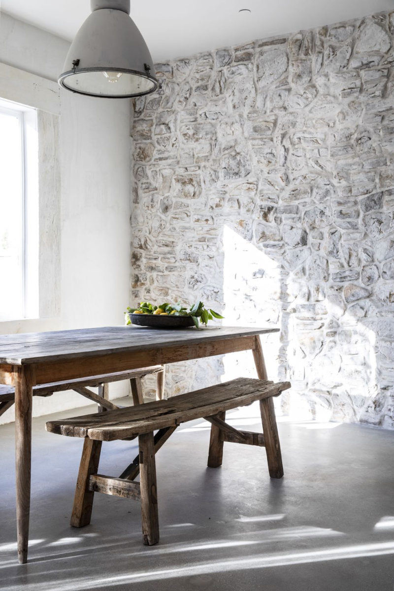 Un sol en béton ciré pour cet intérieur de style rustico-bohème