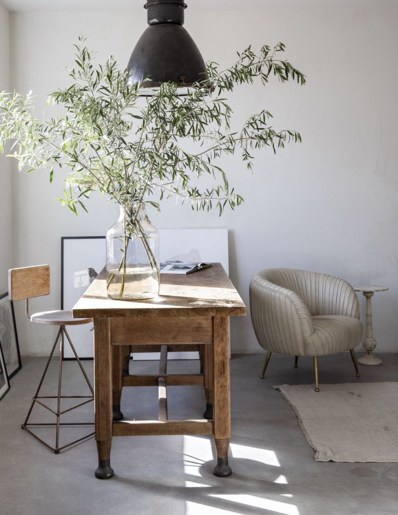 Un sol en béton ciré pour cet intérieur de style rustico-bohème