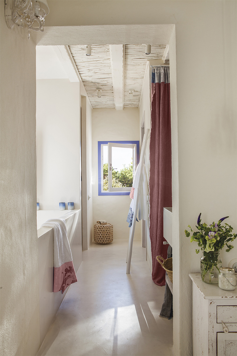 Une salle de bain en béton ciré dans des tonalités sable pour un style méditerranéen
