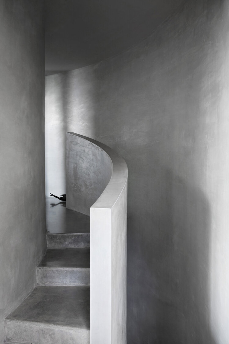 Un escalier en béton ciré de style brutaliste