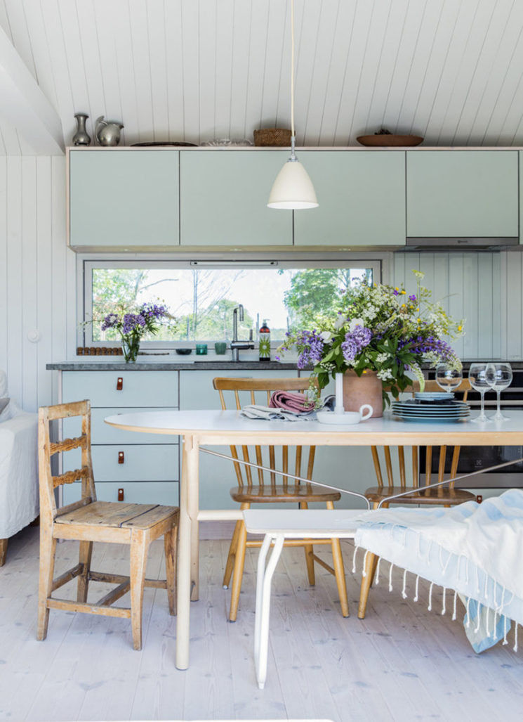 Maisons cabanes, maisons d'été en préfabriqué par la société suédoise Sommernöjen // Cabane au style scandinave bois clair, pastel et blanc