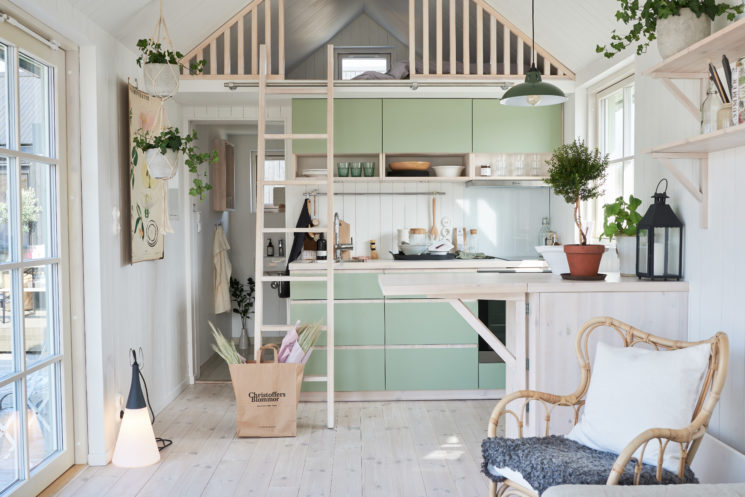 Maisons cabanes, maisons d'été en préfabriqué par la société suédoise Sommernöjen // Cabane au style scandinave bois clair, pastel et blanc