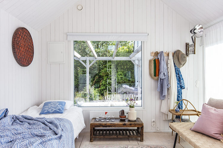 Maisons cabanes, maisons d'été en préfabriqué par la société suédoise Sommernöjen // Version scandinave en lambris blanc et mobilier de brocante