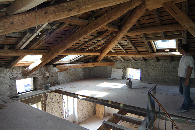 Réflexion sur l'art de rénover l'ancien // Réalisation Richard Vieux // Création d'un plancher en verre pour apporter de la lumière au ré-de-chaussée