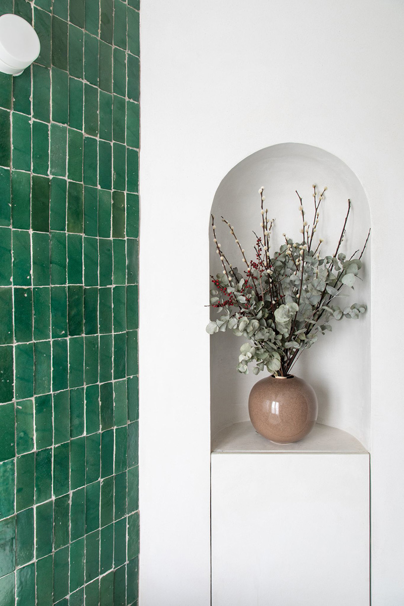 Un mur en faïence verte dans sa déco // Atelier Leymarie Gourdon