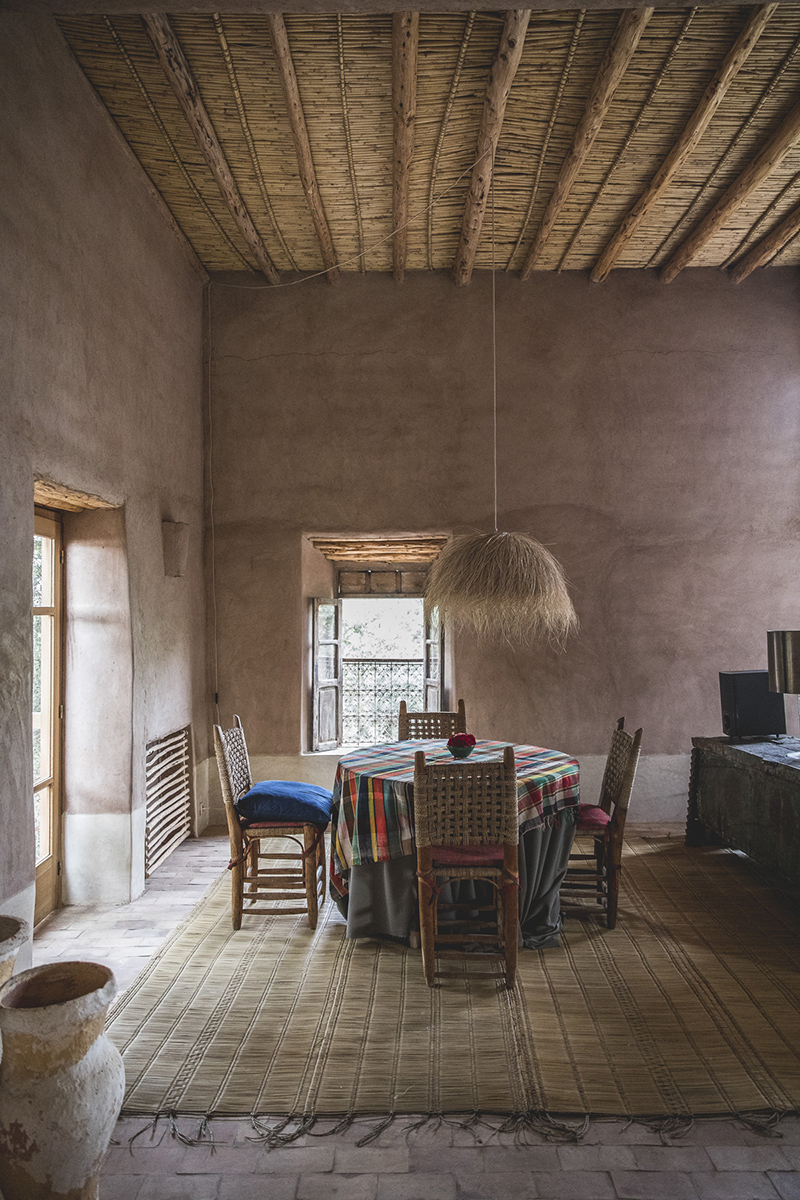 Berber Lodge une ambiance wabi sabi, désert // Murs de terre et nattes en fibres naturelles