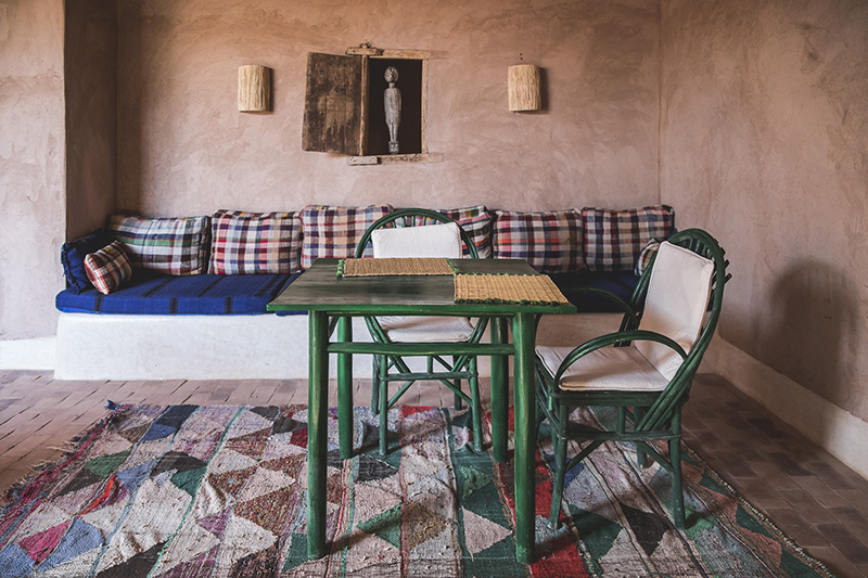 Berber Lodge une ambiance wabi sabi, désert // Banquette réalisée avec des couverture HaÏk