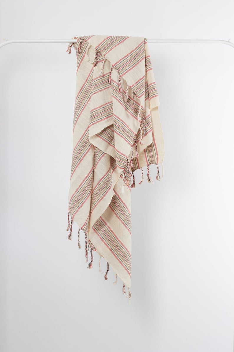 Grande fouta en lin, turque, dans les tonalités beiges à dénicher sur la boutique Eastern Woven, 37 €