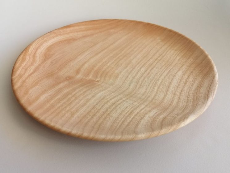 Assiette plate en bois de frêne alimentaire et écologique, 25 € sur la boutique Atelier 3 Petits Tours