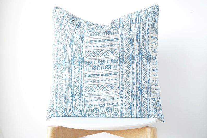 Housse de coussin Hmong, imprimé indigo à dénicher sur la boutique Etsy Luvtextiles, 30,38 € 