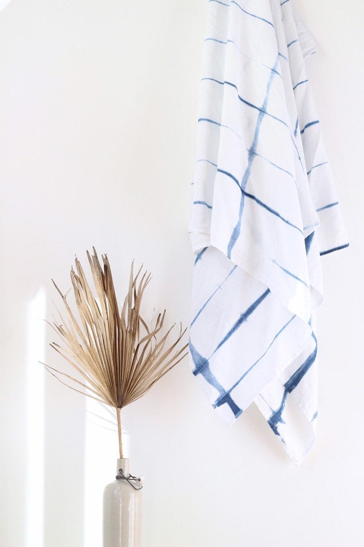 Jeté en lin shibori indigo, impression tie dye, sur la boutique Marram Designs, 75 €