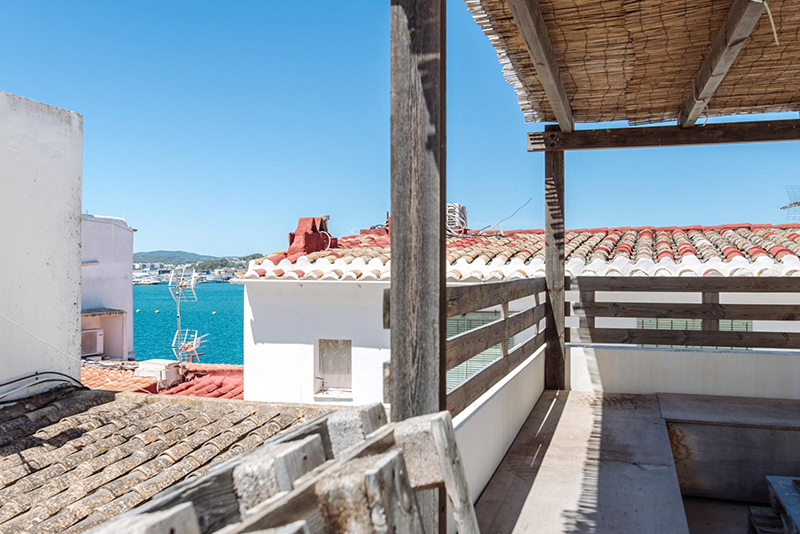 Un petit duplex à acheter à Ibiza avec sa terrasse avec vu sur mer. On rêve....