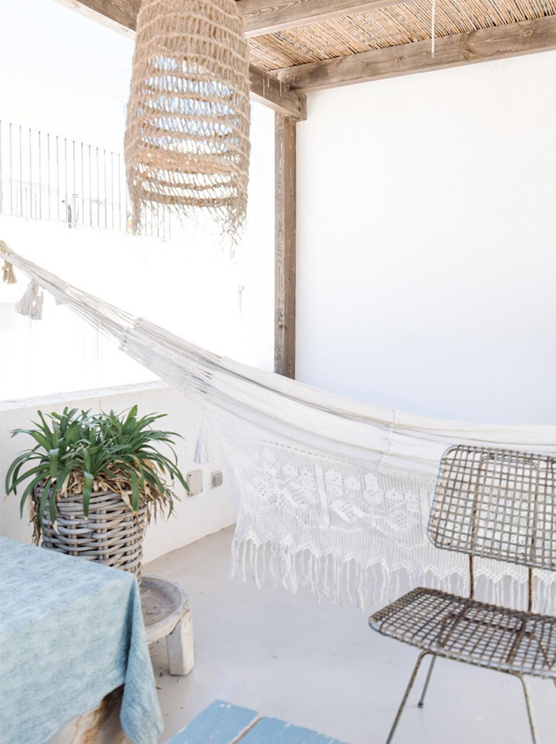 Un petit duplex à acheter à Ibiza avec sa terrasse bohème avec vu sur mer. On rêve....
