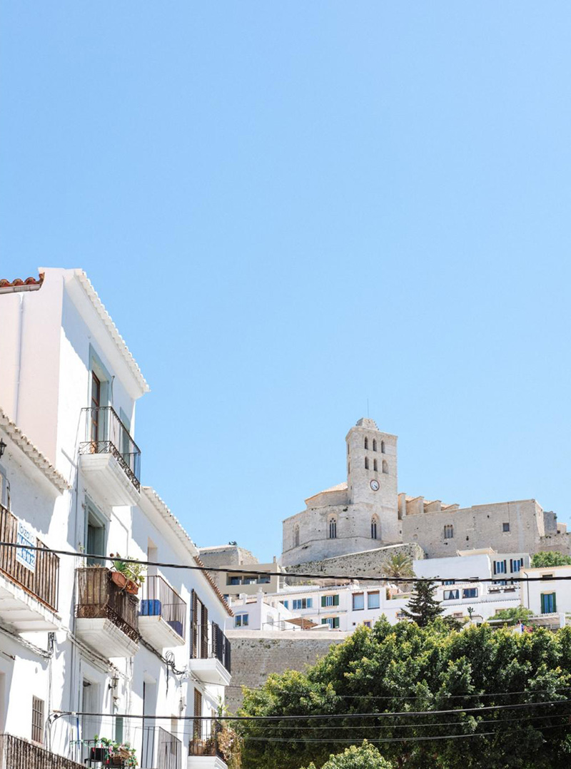 Un petit duplex à acheter à Ibiza avec sa terrasse bohème avec vu sur la vieille ville