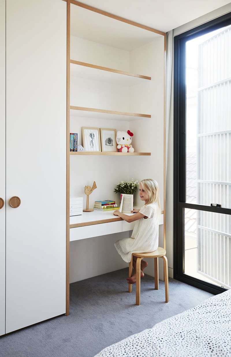 Un bureau de chambre d'enfant, agencé entre un mur et un placard // Design intérieur : Madeleine Blanchfield Architects