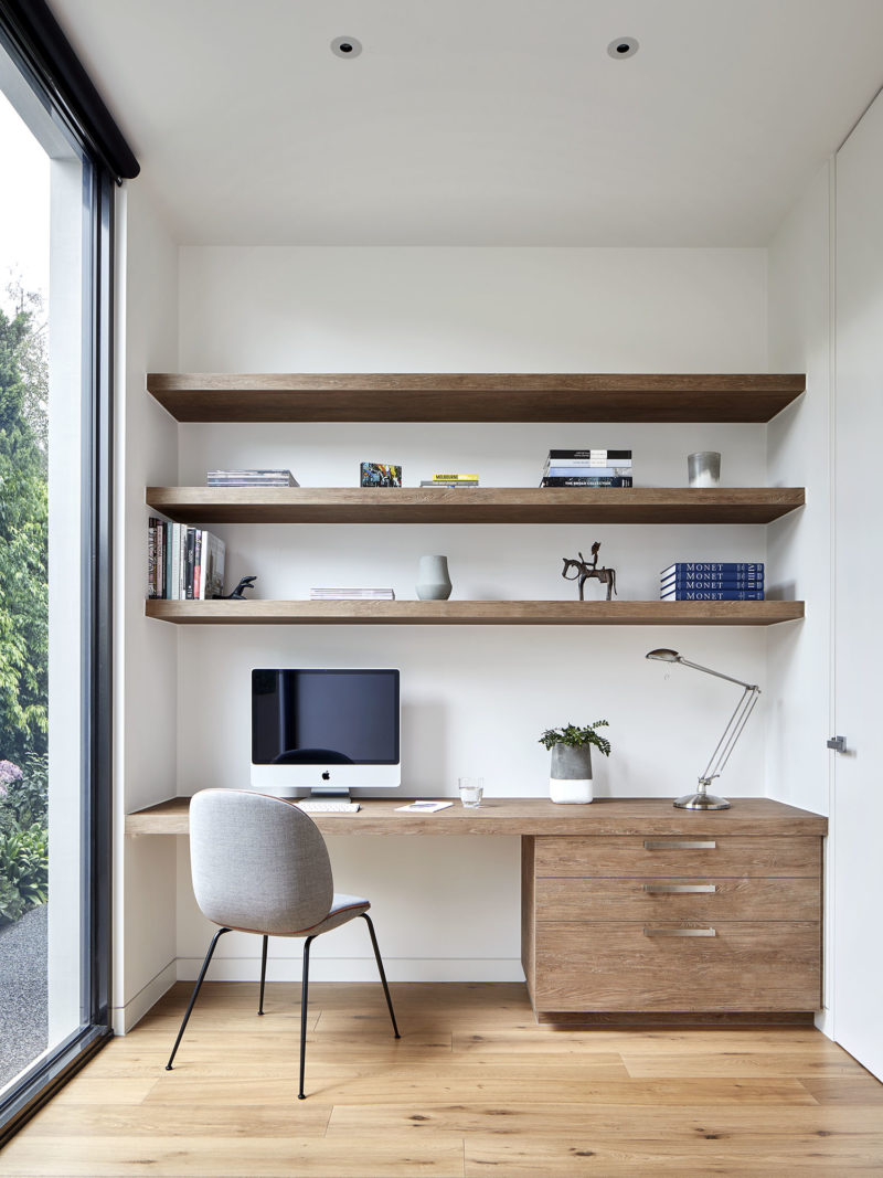 Un agencement de bureau entre deux murs, minimalistes