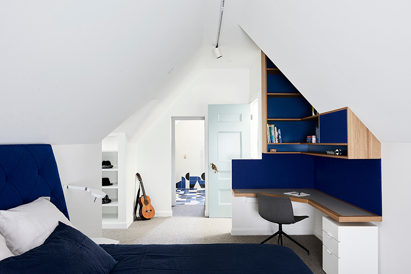 Agencement d'un bureau d'angle dans une chambre de garçon par Windust Architecture & Interiors