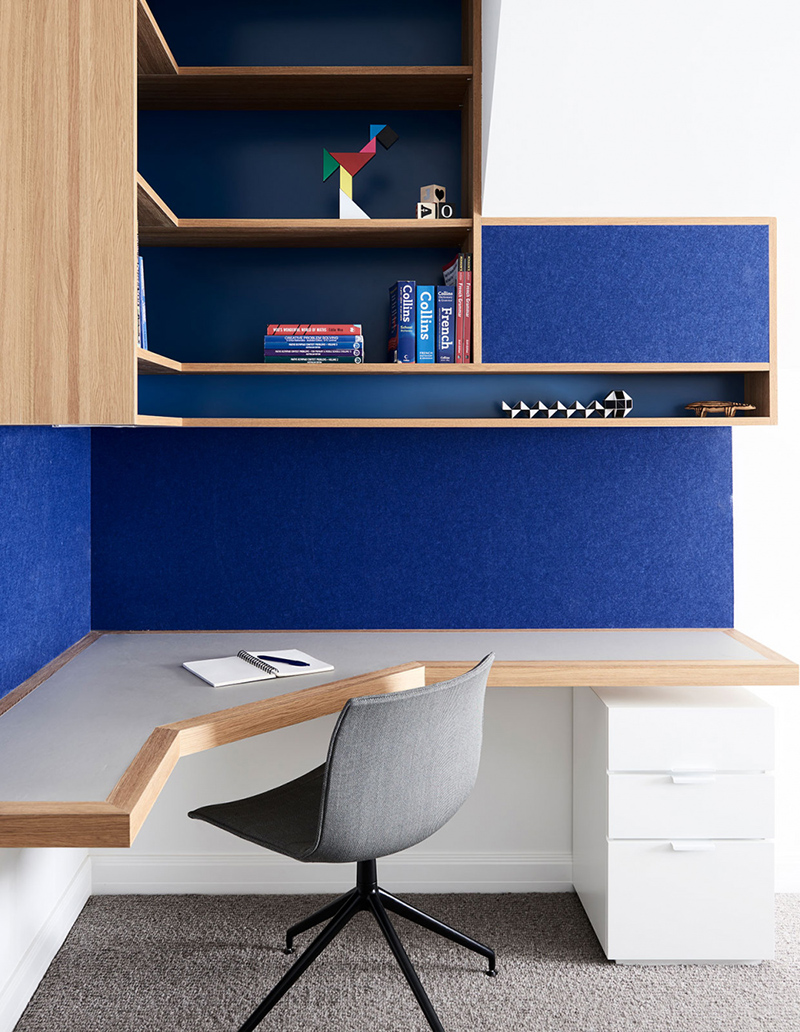 Agencement d'un bureau d'angle dans une chambre de garçon par Windust Architecture & Interiors