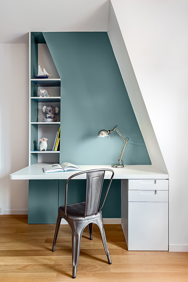 Un bureau aménagé s’adaptant aux déclivités du mur // Design intérieur : Caroline Andreoni - Projet appartement Wagram