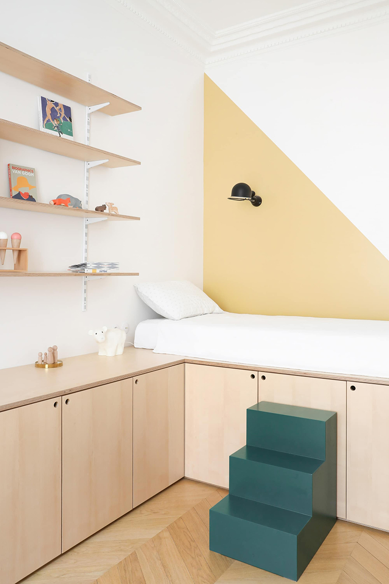 Un bureau de chambre d'enfant en contreplaqué, dessiné par le duo d'architectes d'intérieur Heju