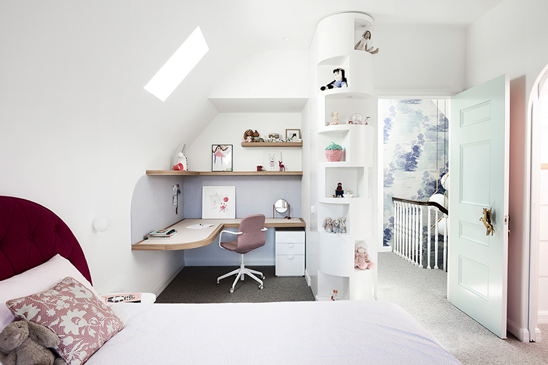 Agencement d'un bureau d'angle dans une chambre de fille par Windust Architecture & Interiors