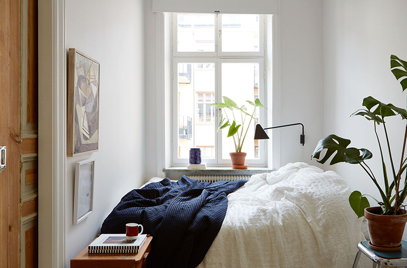 Un appartement suédois avec de bonnes idées gain de place // Une petite chambre avec le lit positionné dans un coin