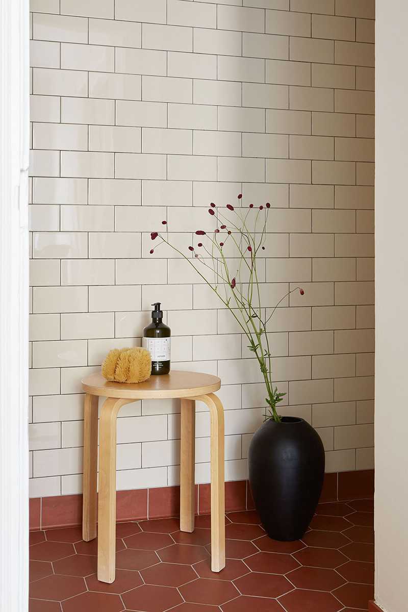 Un appartement suédois avec de bonnes idées gain de place // Carreaux de faïence blanche et sol en tomette