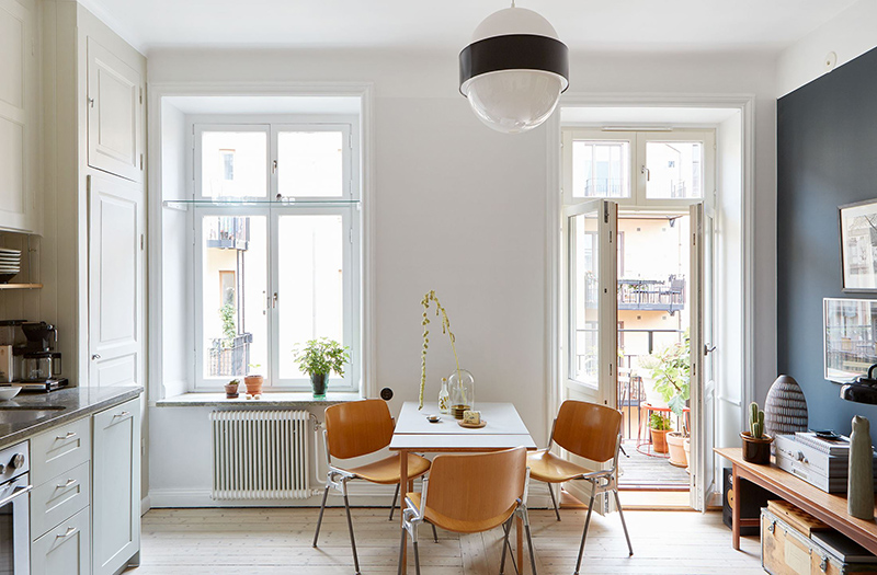 Un appartement suédois avec de bonnes idées gain de place // De grandes fenêtres ouvrent sur un balcon